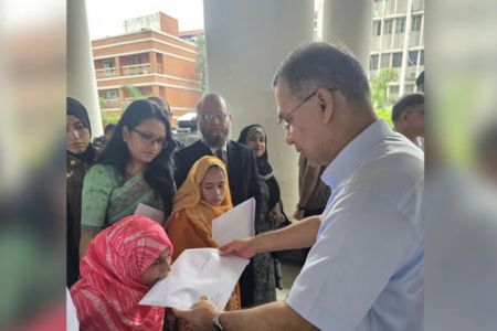 প্রতিবন্ধী ৩ ব্যক্তির হাতে নিয়োগপত্র তুলে দিলেন প্রধানমন্ত্রী