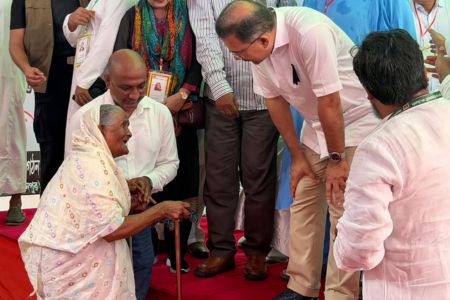 প্রধানমন্ত্রীকে কাছে পেয়ে নূরজাহান বেগমের স্বপ্নপূরণ