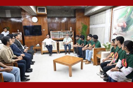 প্রধানমন্ত্রীর সঙ্গে অলিম্পিয়াড অ্যাসোসিয়েশনের স্বর্ণপদকজয়ী শিক্ষার্থীদের সৌজন্য সাক্ষাৎ