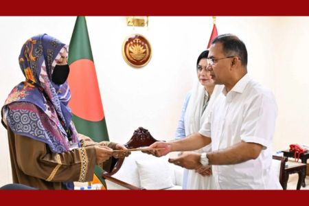 প্রধানমন্ত্রীর সঙ্গে শহীদ দুই সেনাসদস্যের পরিবারের সাক্ষাৎ, সহায়তা ও গৃহনির্মাণের ঘোষণা
