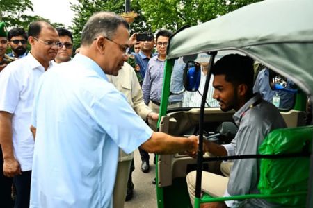 জুলাই যোদ্ধাসহ ৩ জনকে রিকশা উপহার প্রধানমন্ত্রীর