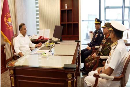 প্রধানমন্ত্রীর সঙ্গে তিন বাহিনী