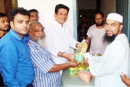 গৌরনদীতে টিসিবি’র পণ্য বিতরণ