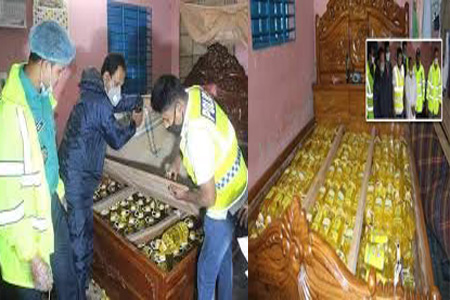 খাটের ভেতরে মিললো লাখ টাকার তেল