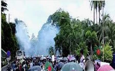 পুলিশ টিয়ারশেল নিক্ষেপ