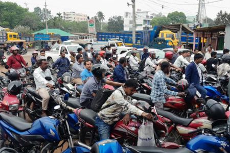 ঠাকুরগাঁওয়ে ‘ফুয়েল কার্ড’ নিতেও দীর্ঘ লাইন, বাড়ছে ভোগান্তি