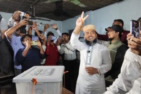 ঠাকুরগাঁও-১ আসনে ভোট দিলেন বিএনপি-জামায়াতের দুই প্রার্থী