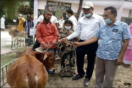 ঠাকুরগাঁওয়ে ভিক্ষুকদের মাঝে গরু, ছাগল ও দোকান বিতরণ