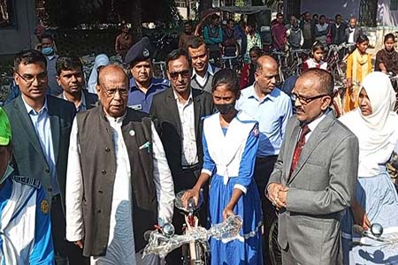 হুইল চেয়ার ও বাইসাইকেল বিতরণ