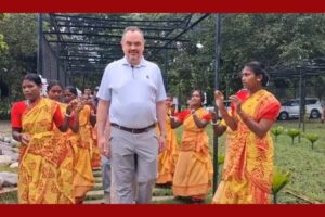 মার্কিন রাষ্ট্রদূতের লোকায়ন জাদুঘর পরিদর্শন, সঙ্গে ছিলেন স্ত্রী