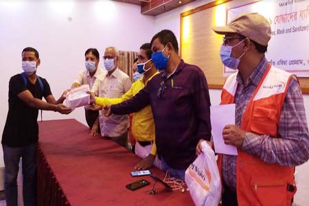 ঠাকুরগাঁওয়ে সাংবাদিকদের মাঝে স্বাস্থ্য সুরক্ষা উপকরণ বিতরণ