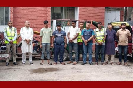 নড়াইলে পুলিশের অভিযানে ইজিবাইক চোরচক্রের সক্রিয় তিন সদস্য গ্রেপ্তার 