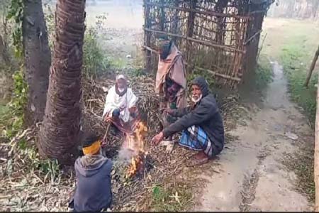 পাইকগাছার পল্লীতে তীব্র শীতে আগুন জ্বালিয়ে শীত নিবারণের চেষ্টা 