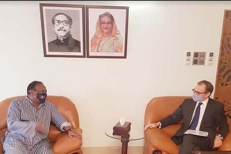 হাইজেনিয়ার হালাল মাস্ক বাণিজ্যমন্ত্রীর নিকট হস্তান্তর