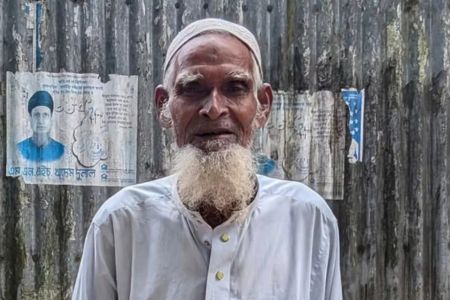 ১৫ বছর আগের ১০০ টাকা ফেরত দিতে পাওনাদারের বাড়িতে বৃদ্ধ