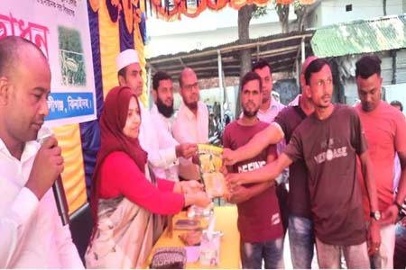 কালীগঞ্জে সাড়ে ২৫’শ কৃষক পেল বিনামূল্যের সবজী বীজ ও সার