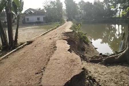 মাঠপাড়ার একমাত্র রাস্তা টির বেহাল দশা