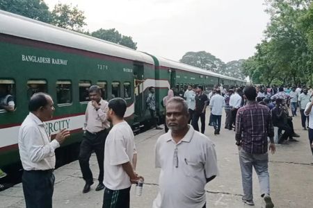 যাত্রীসহ স্টেশনে ট্রেন রেখে চালক উধাও, ফিরলেন ১ ঘণ্টা পর