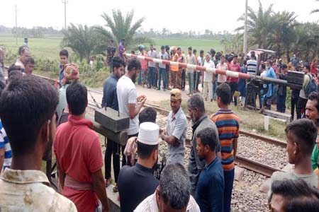 ট্রেনে কাটা পড়ে ছাত্র