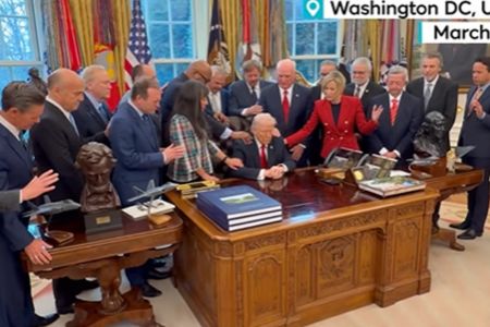 ট্রাম্পের কাঁধে হাত রেখে যুদ্ধজয়ের প্রার্থনা খ্রিস্টান পাদ্রিদের, ভিডিও ভাইরাল