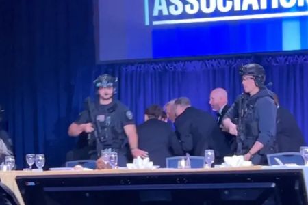 ট্রাম্পের নৈশভোজ অনুষ্ঠানে গুলি;  নিরাপদ আছেন ট্রাম্প, শুটার গ্রেফতার