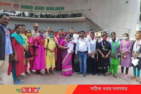 ভারতে পাচার ৮ নারীকে ৩ বছর পর বেনাপোলে হস্তান্তর 