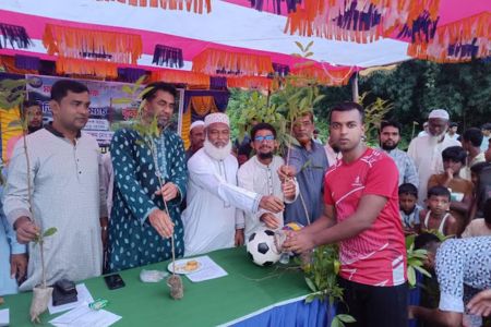 ঝিনাইদহে পরিবেশের ভারসাম্য রক্ষায় ১ হাজার গাছের চারা বিতরণ