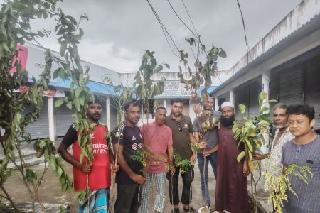ডাসার প্রেসক্লাবের উদ্যোগে বৃক্ষরোপণ ও বিতরণ কর্মসূচি