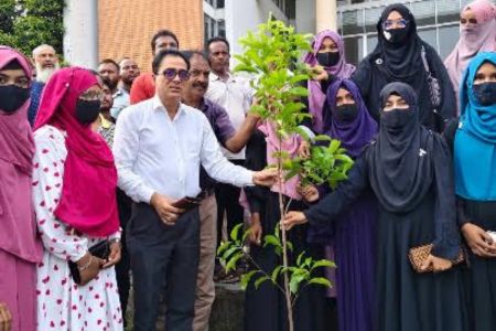 বেনাপোলে পরিবেশ রক্ষা ও সবুজায়ন বাড়াতে বিএনপি নেতা আবু তাহের ভারতের বৃক্ষরোপণ অভিযান
