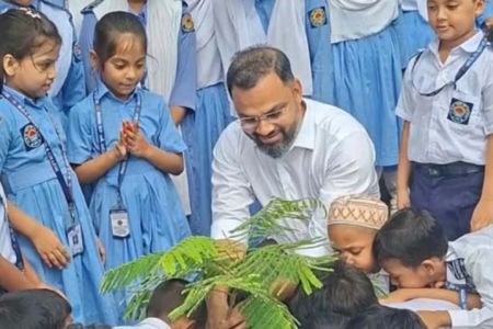 শিক্ষার্থীদের একটি করে গাছ লাগানোর আহ্বান ক্রীড়া প্রতিমন্ত্রীর