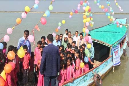 ফরিদপুরে চরাঞ্চলের শিক্ষক-শিক্ষার্থীরা ট্রলার ও শিক্ষা সামগ্রী উপহার পেল