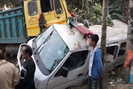 অ্যাম্বুলেন্সকে চাপা দিলো ট্রাক