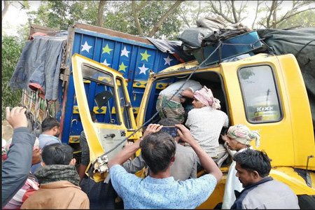 ট্রাকের ত্রীমুখী সংঘর্ষে