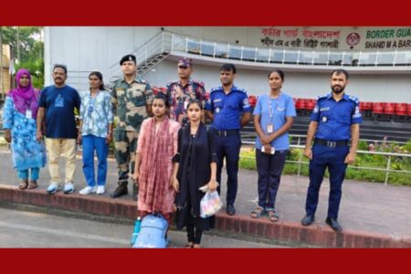 ভারত থেকে ট্রাভেল পারমিটে বেনাপোল দিয়ে দেশে ফিরলেন দুই নারী