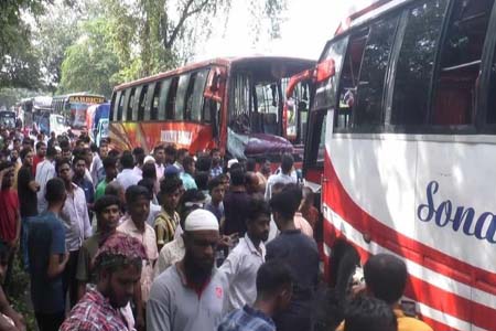 বাসের মুখোমুখি সংঘর্ষে আহত