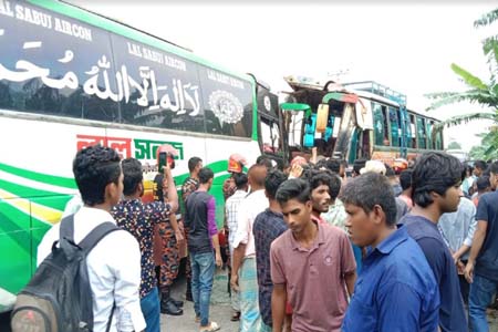 বাসের মুখোমুখি সংঘর্ষ