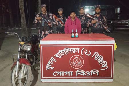 ভারতীয় মদ ও ইয়াবাসহ দুই মাদক কারবারি আটক