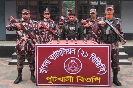 সীমান্তে ভারতীয় মাদক জাতীয় সিরাপসহ আটক ১