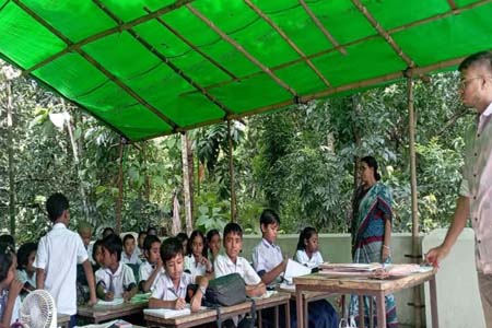 আকাশের নিচে তাবু টানিয়ে পাঠদান