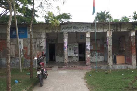 বাগেরহাটে পরিত্যক্ত ও জরাজীর্ণ ২৭ ইউপি ভবনে জীবনের ঝুঁকি নিয়ে সেবা নিতে আসে লাখো মানুষ  