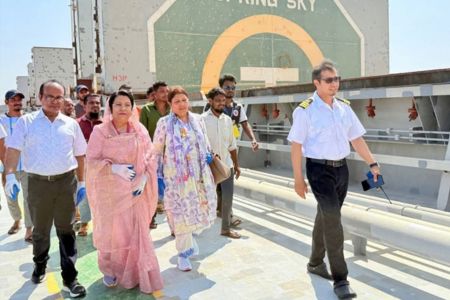 যুক্তরাষ্ট্র থেকে আমদানি করা গমবাহী জাহাজ পরিদর্শনে খাদ্যমন্ত্রী,খাদ্যশস্যের মান নিশ্চিত করার নির্দেশ