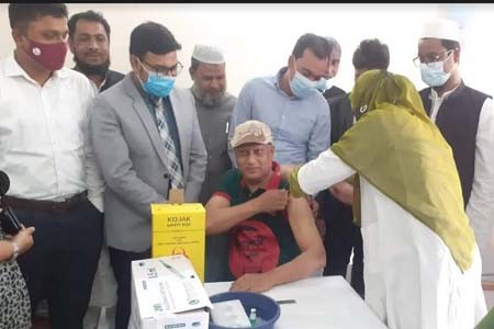 সালথায় করোনা ভ্যাকসিন নিলেন সংসদ উপনেতার সহকারী একান্ত সচিব
