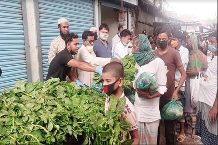 সালথায় দরিদ্রদের মাঝে ছাত্রলীগের সবজি বিতরণ