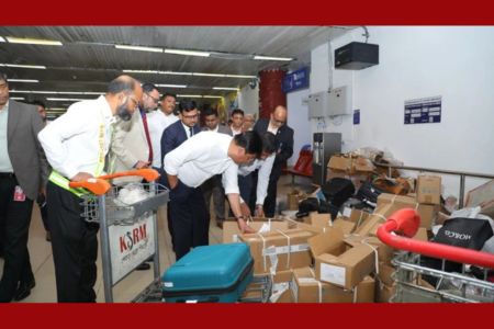 শাহজালালে বিমানমন্ত্রীর আকস্মিক পরিদর্শন, ব্যাগেজ দ্রুত ছাড়ার নির্দেশ