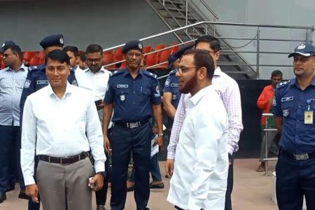 বেনাপোল ইমিগ্রেশন পরিদর্শনে এসবি প্রধান, যাত্রী হয়রানি বন্ধের নির্দেশ