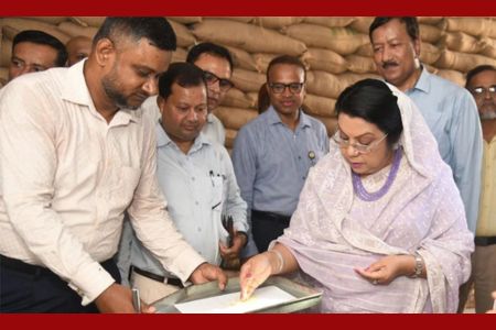 রাজধানীর তেজগাঁও সিএসডিতে খাদ্যমন্ত্রীর আকস্মিক পরিদর্শন