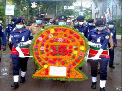 ভোলায় পুলিশের পুষ্পমাল্য অর্পণ