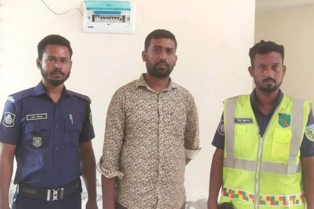 পুলিশ পরিচয় দিয়ে আটক পিকআপ চালক