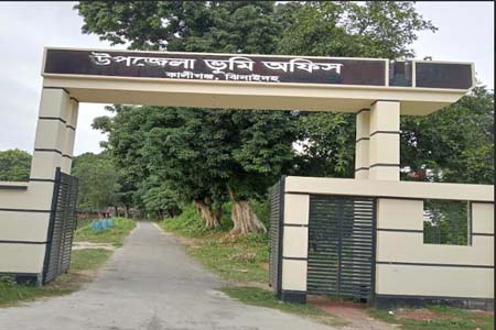 ভূমি অফিসের জানালা ভেঙ্গে ৩ লাখ টাকা চুরি