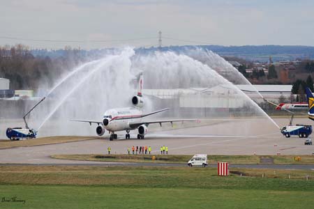 ওয়াটার ক্যানন স্যালুটের মাধ্যমে অভূত সংবর্ধনা